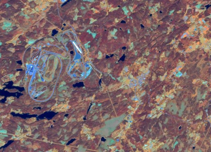 Satellitbild som visar ett skogslandskap samt en testkörbana.